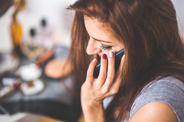 若い女性　スマホ　電話をかける