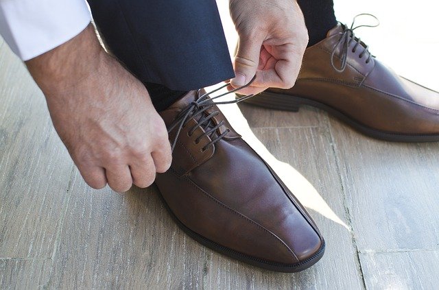 靴の紐を結ぶ　男性