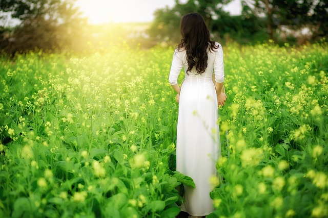後ろ姿　若い女性　美しい花