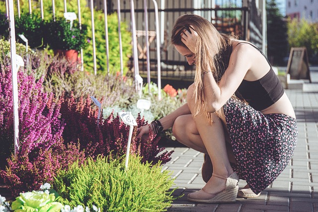 ラフな服装　髪を触る　植物