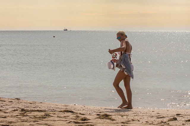 海水浴　若い女性