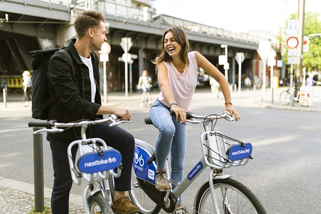 カップル　サイクリング　駅