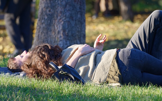 草の上に寝転ぶ　男女　密着