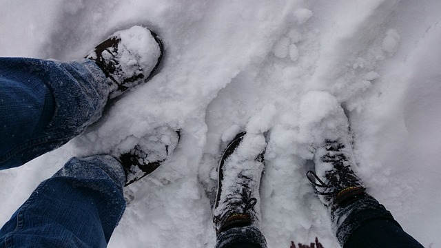 雪が積もる　カップル　足跡が残る