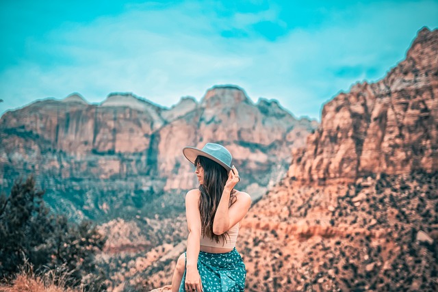 黄昏る　山　若い女性