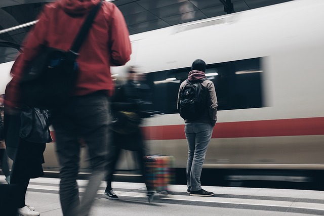 電車　道行く人達　待っている