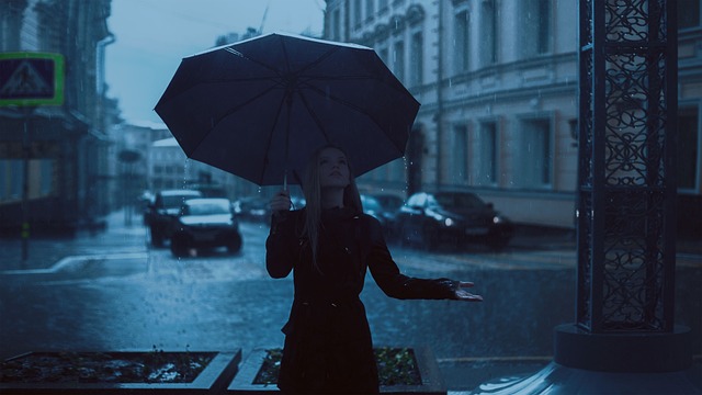 雨が降る　雨雲　暗い