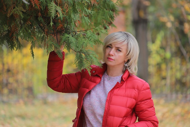 木々　赤いジャケット　ポーズ