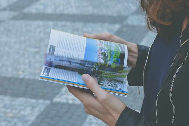 本を読む　女性　道端