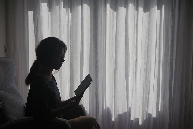 本を読む女性 カーテン