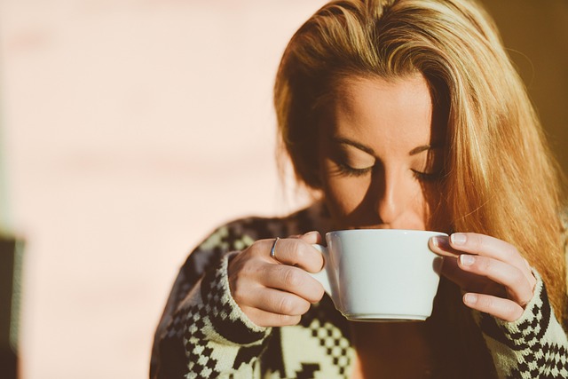 コーヒーを飲む リラックス