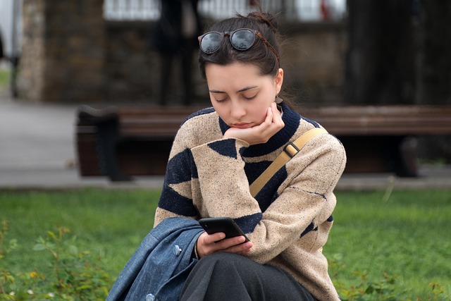女性 サングラス スマホ