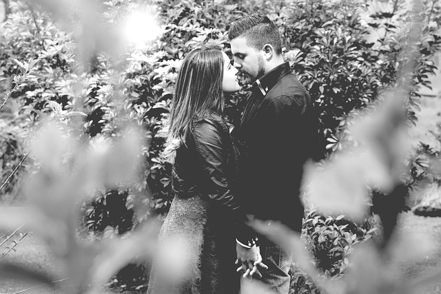 キスするカップル 恋人