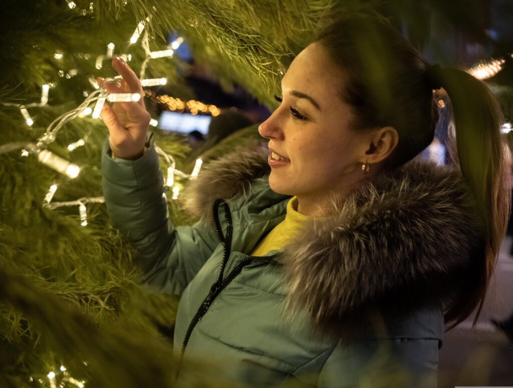 イルミネーション 笑う女性