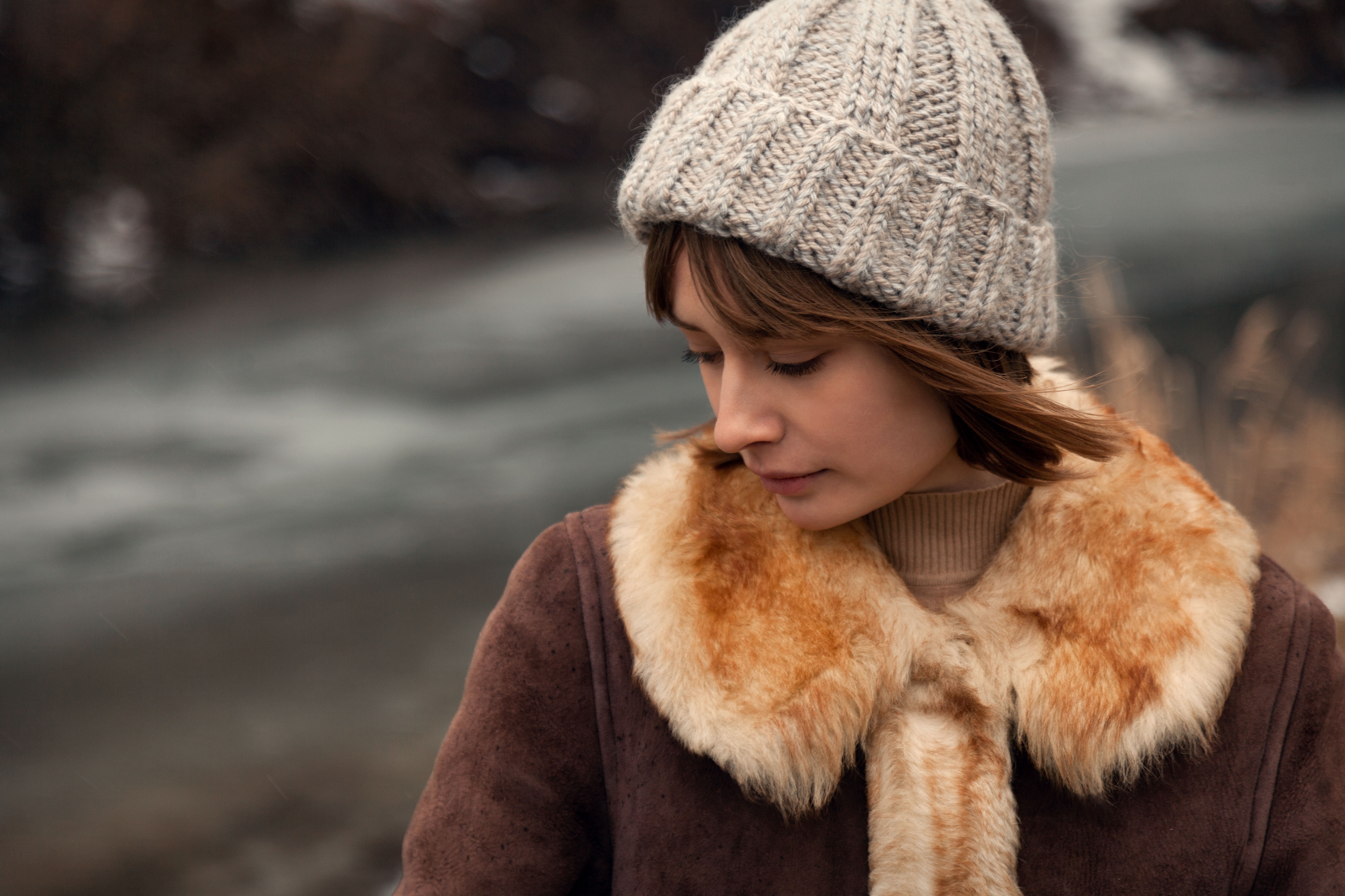 女性　１人　考え事