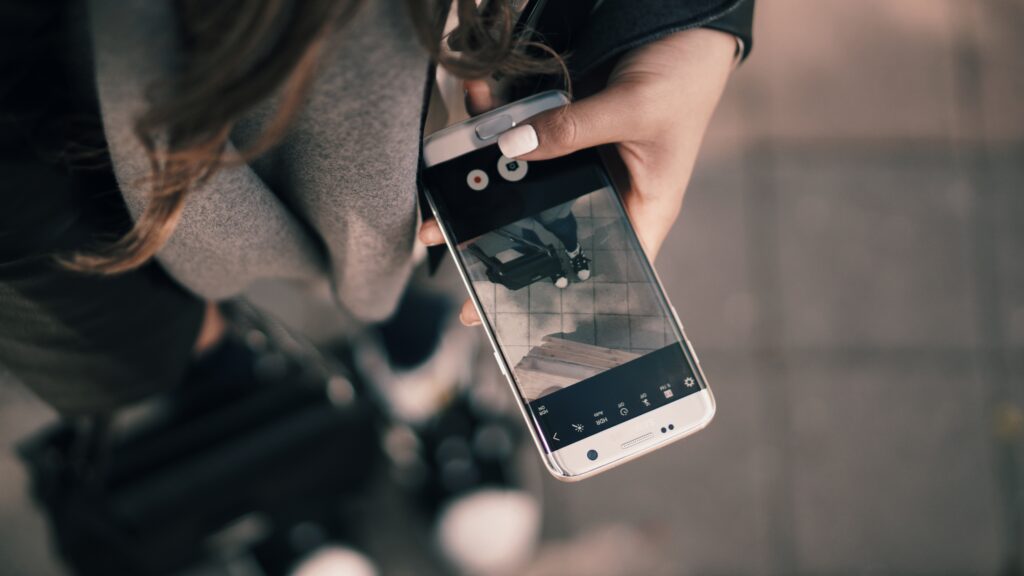 女性　携帯電話