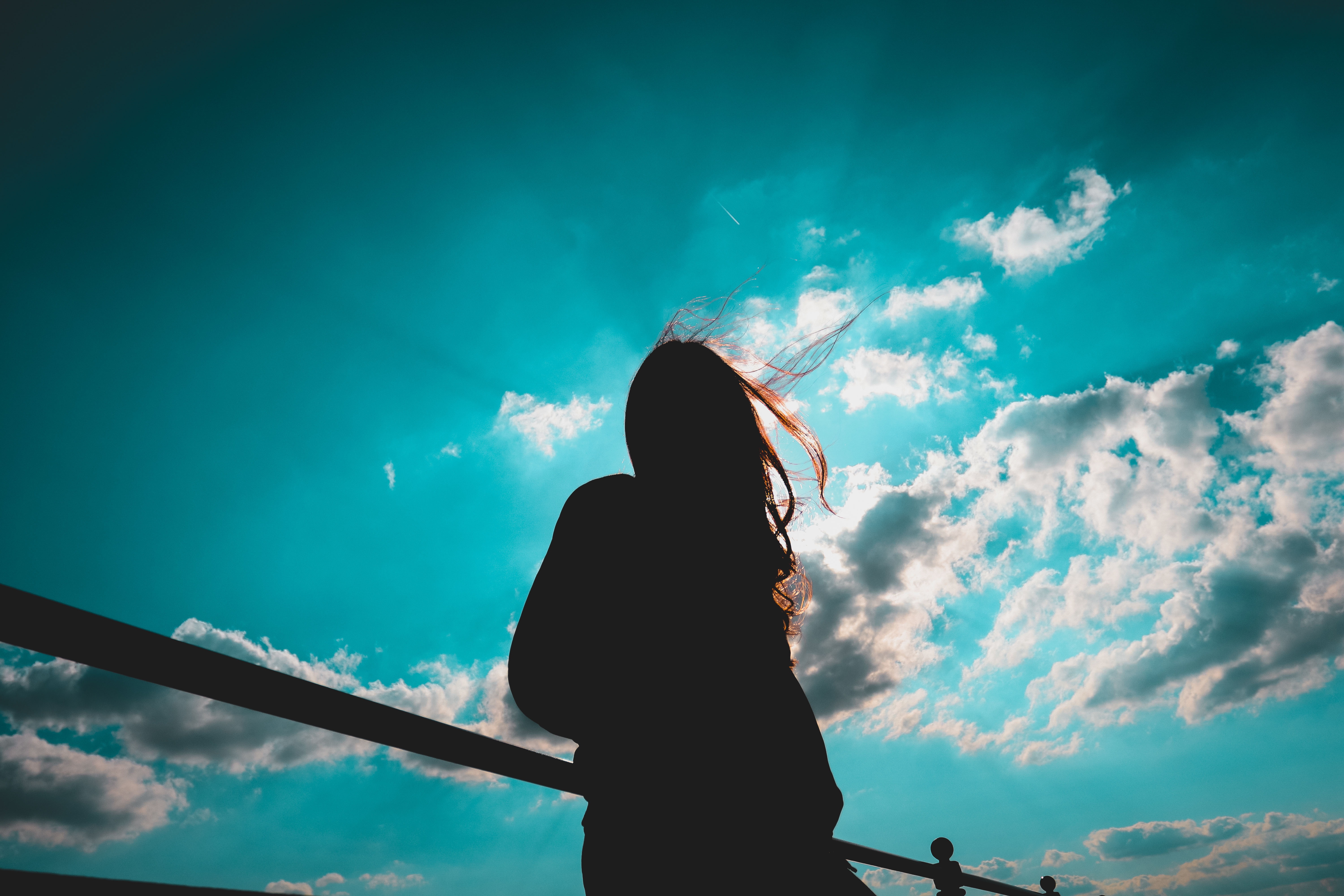 女性　青空　雲