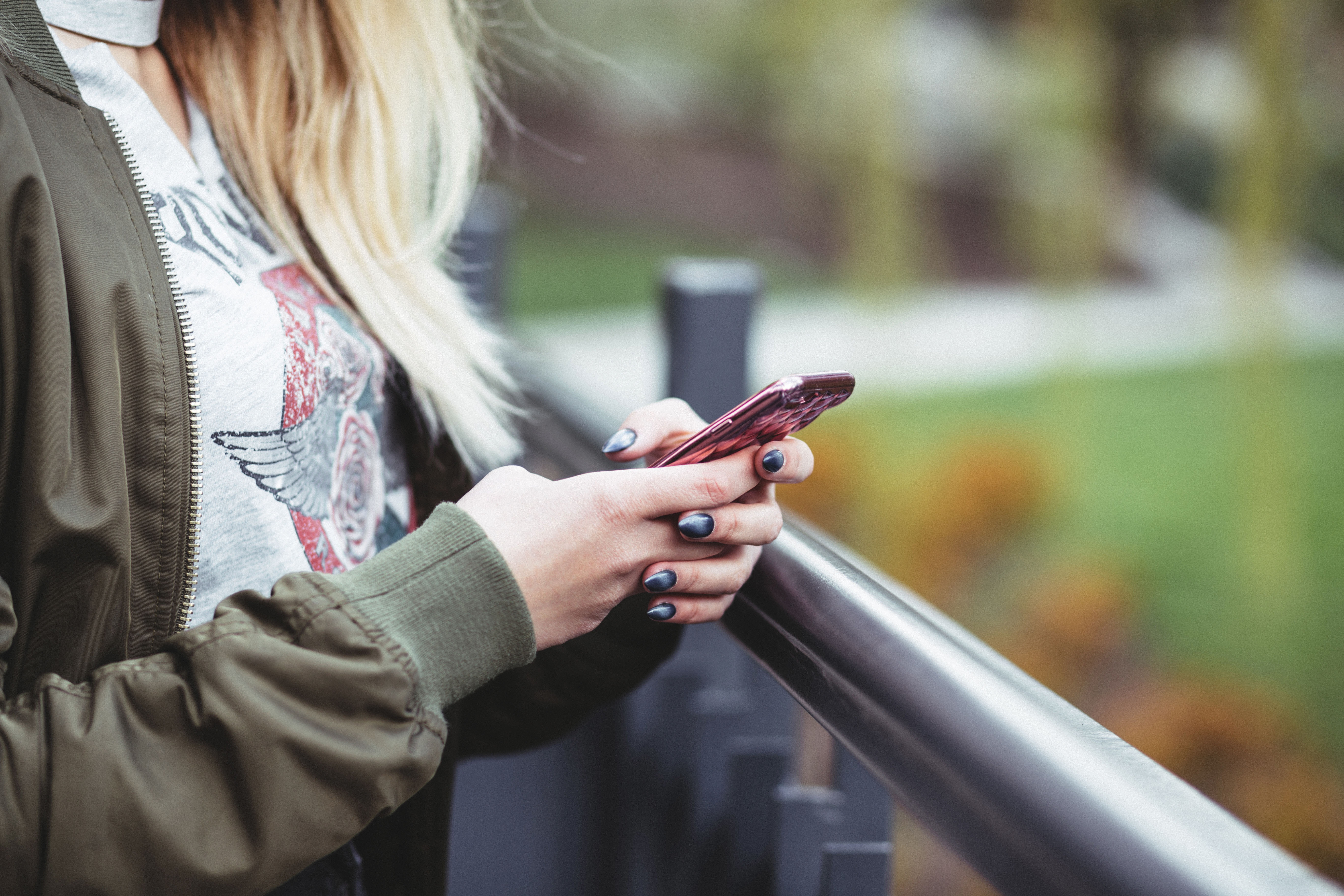 携帯電話　スマートフォン　触る