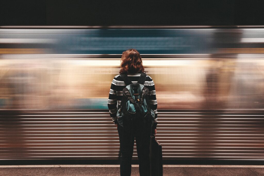 列車　女性　待つ