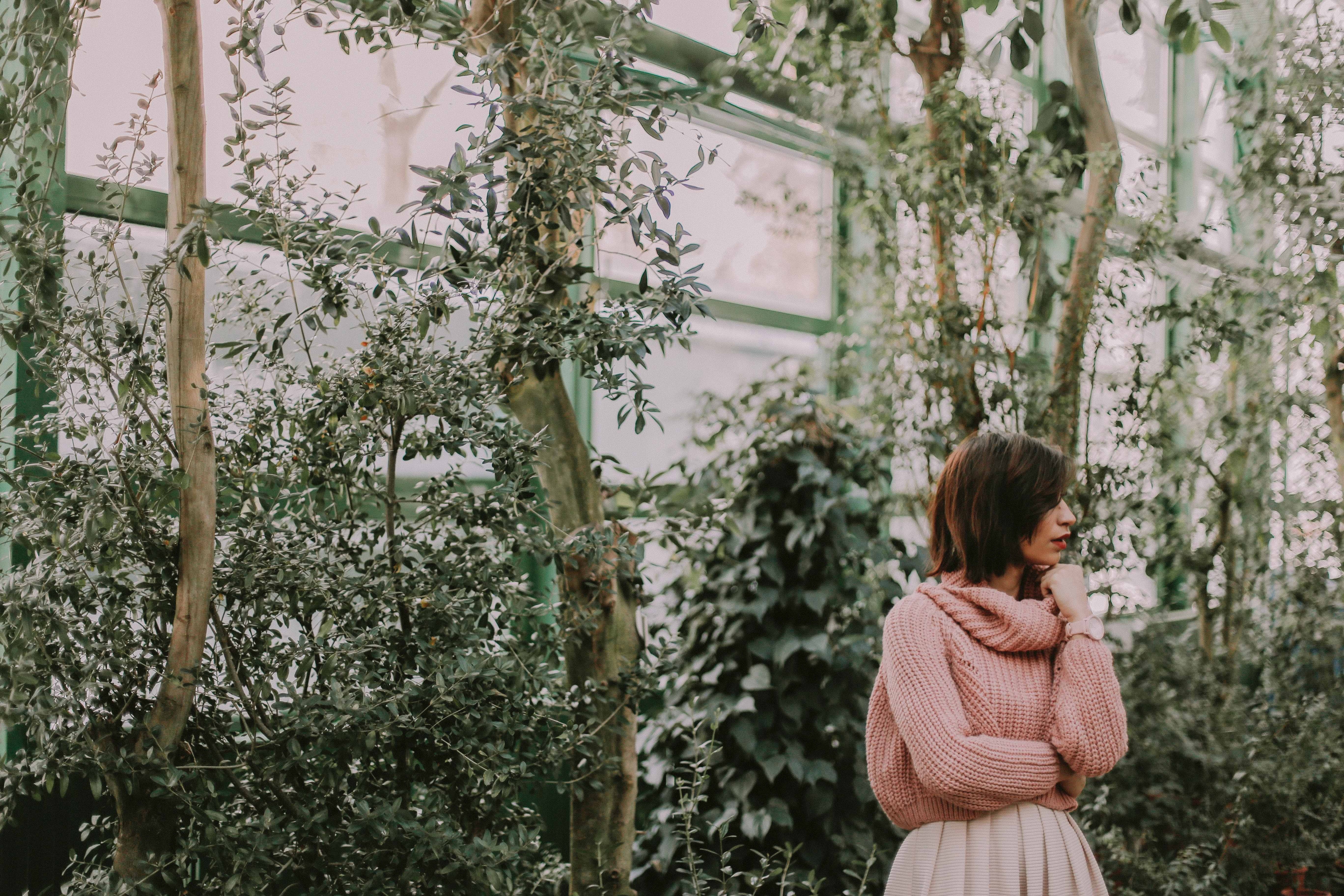 女性　１人　植物
