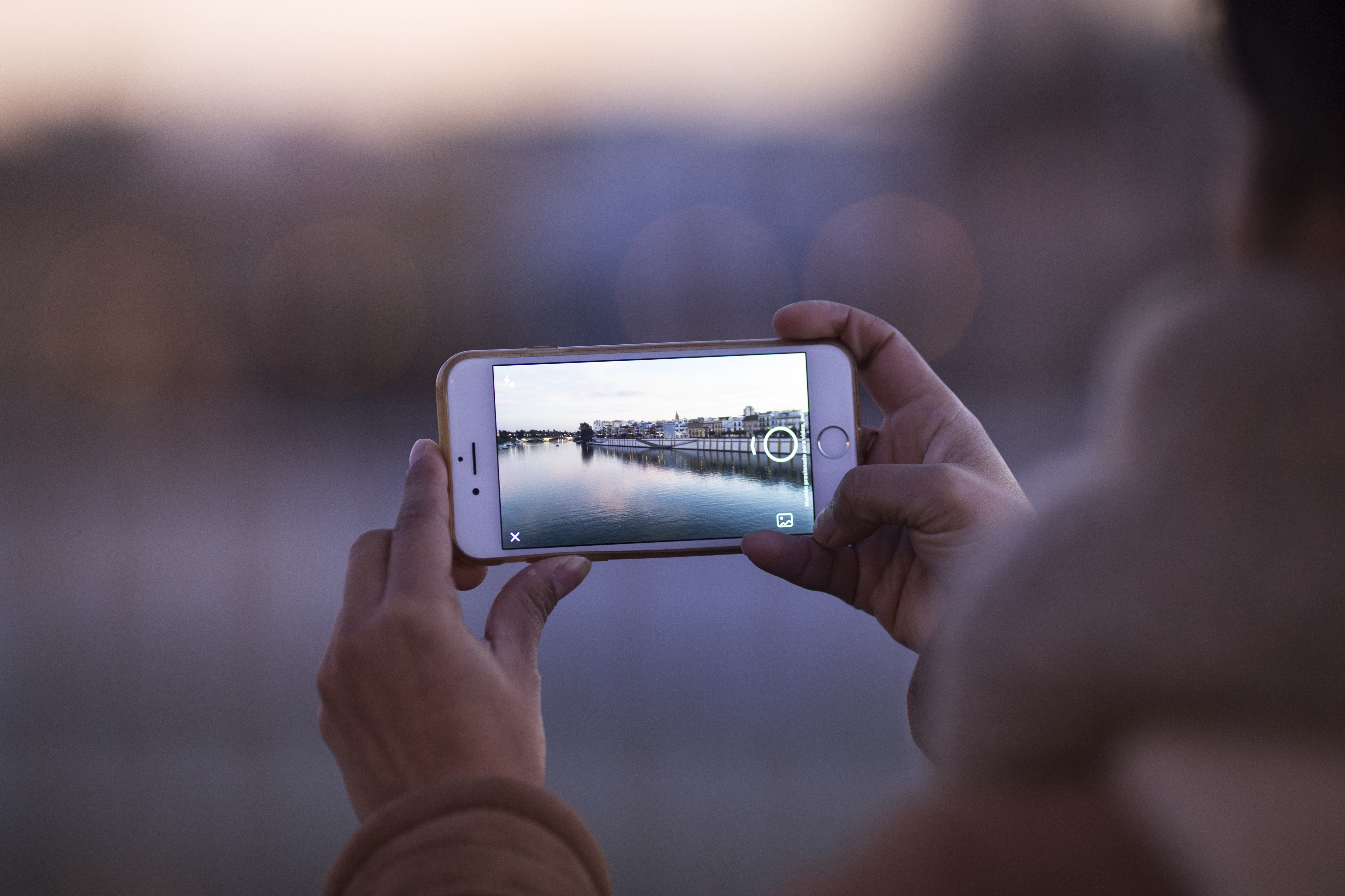 女性 スマホ 写真撮影