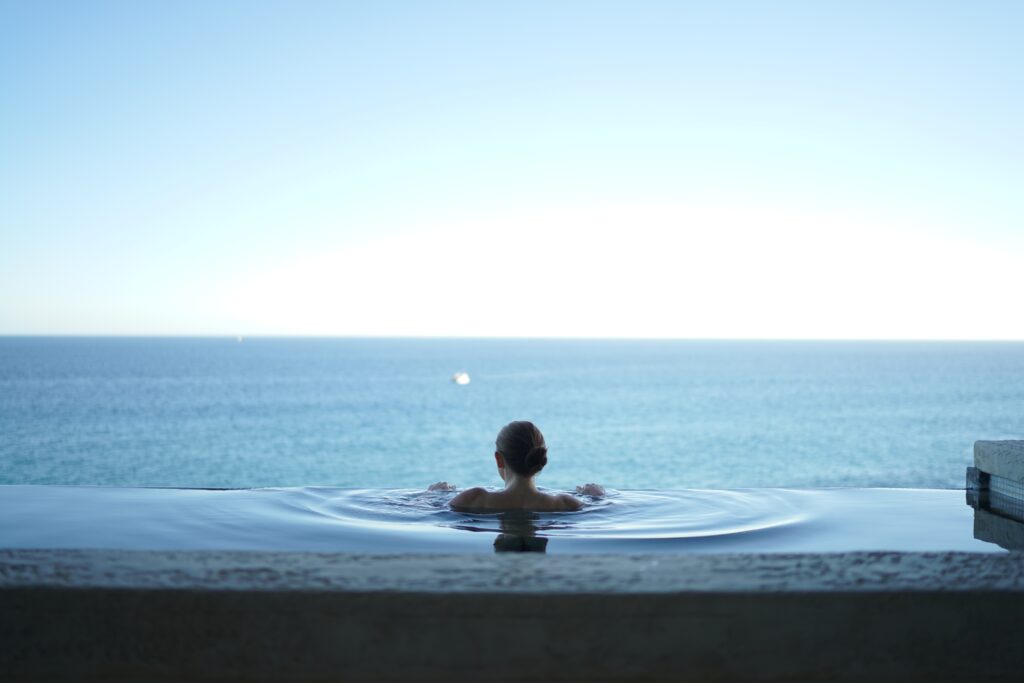 女性　温泉　海