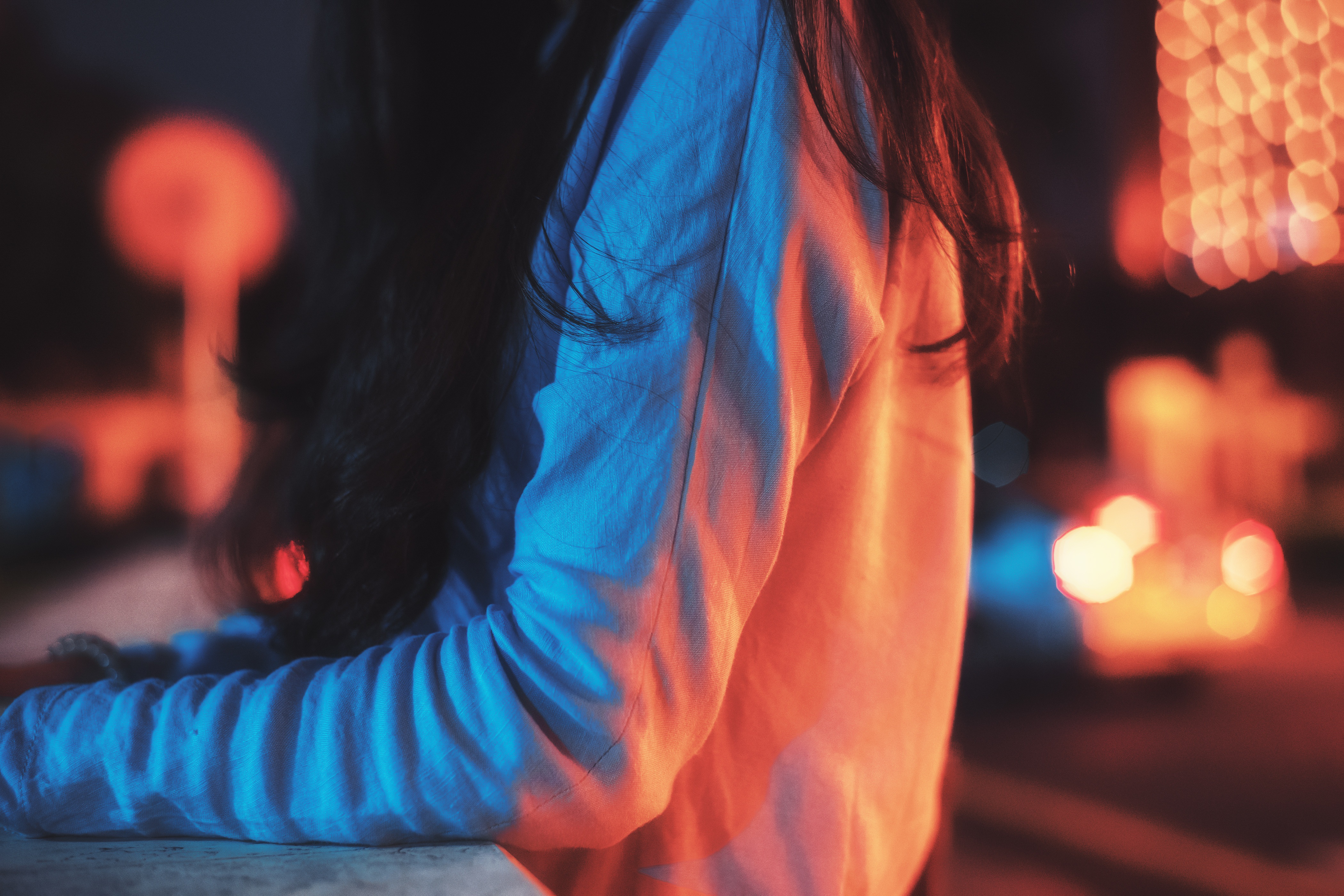 女性 寂しい夜 コントラスト