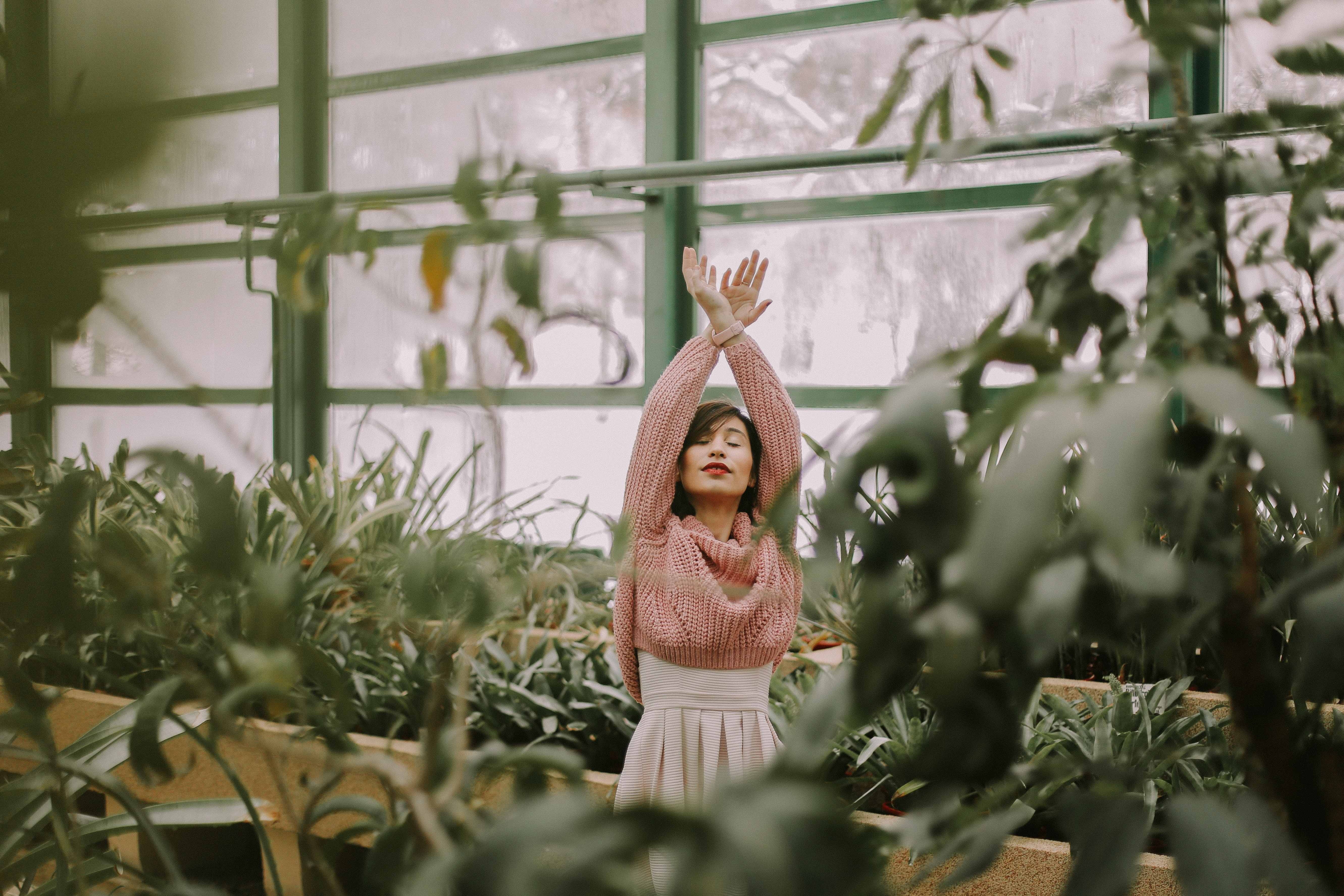 女性 ポーズ 植物