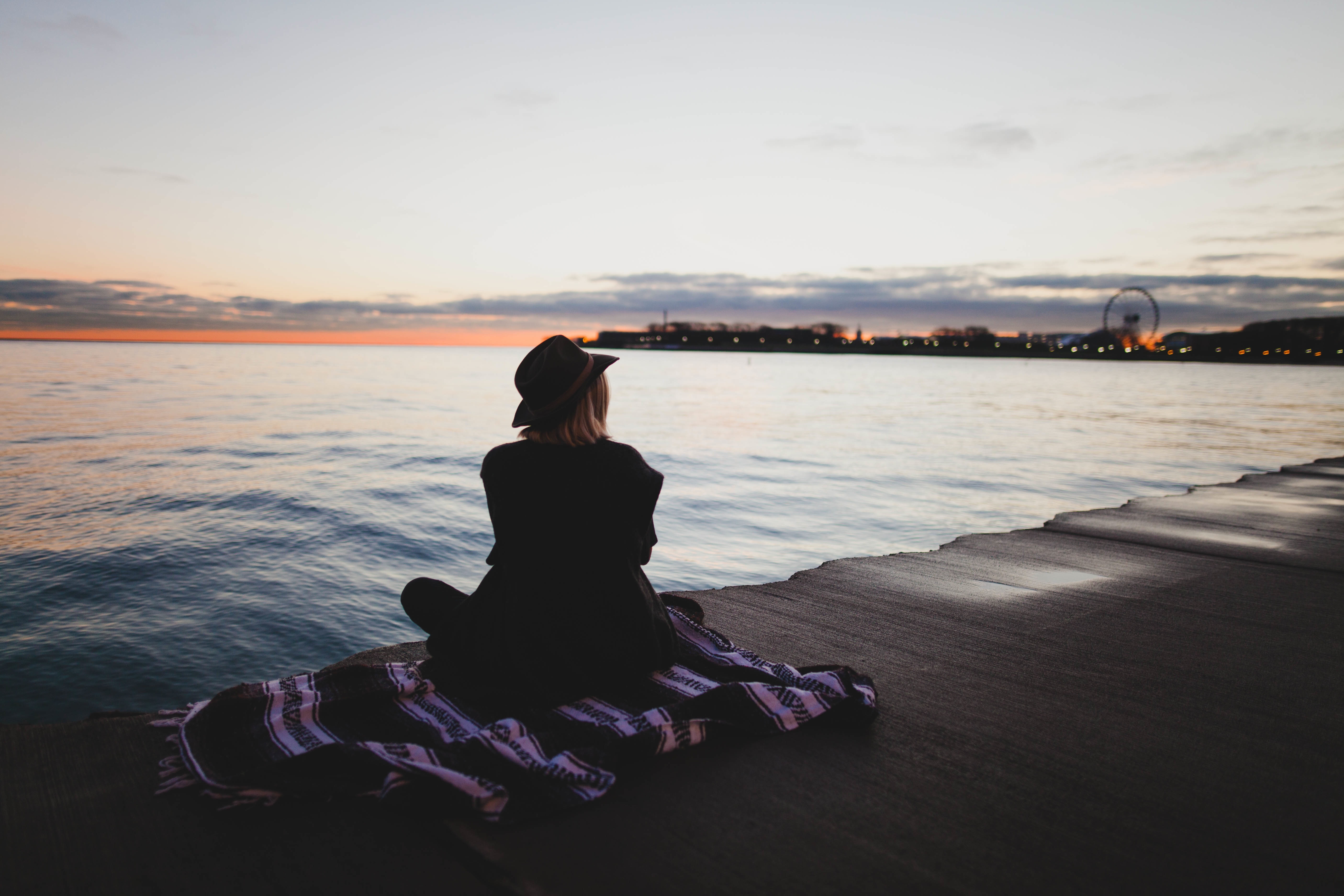 女性 戻る 海