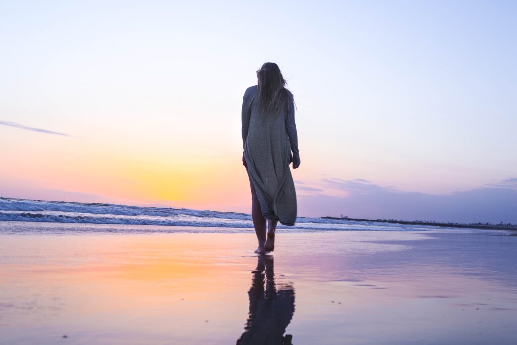 女性　海　浜辺で