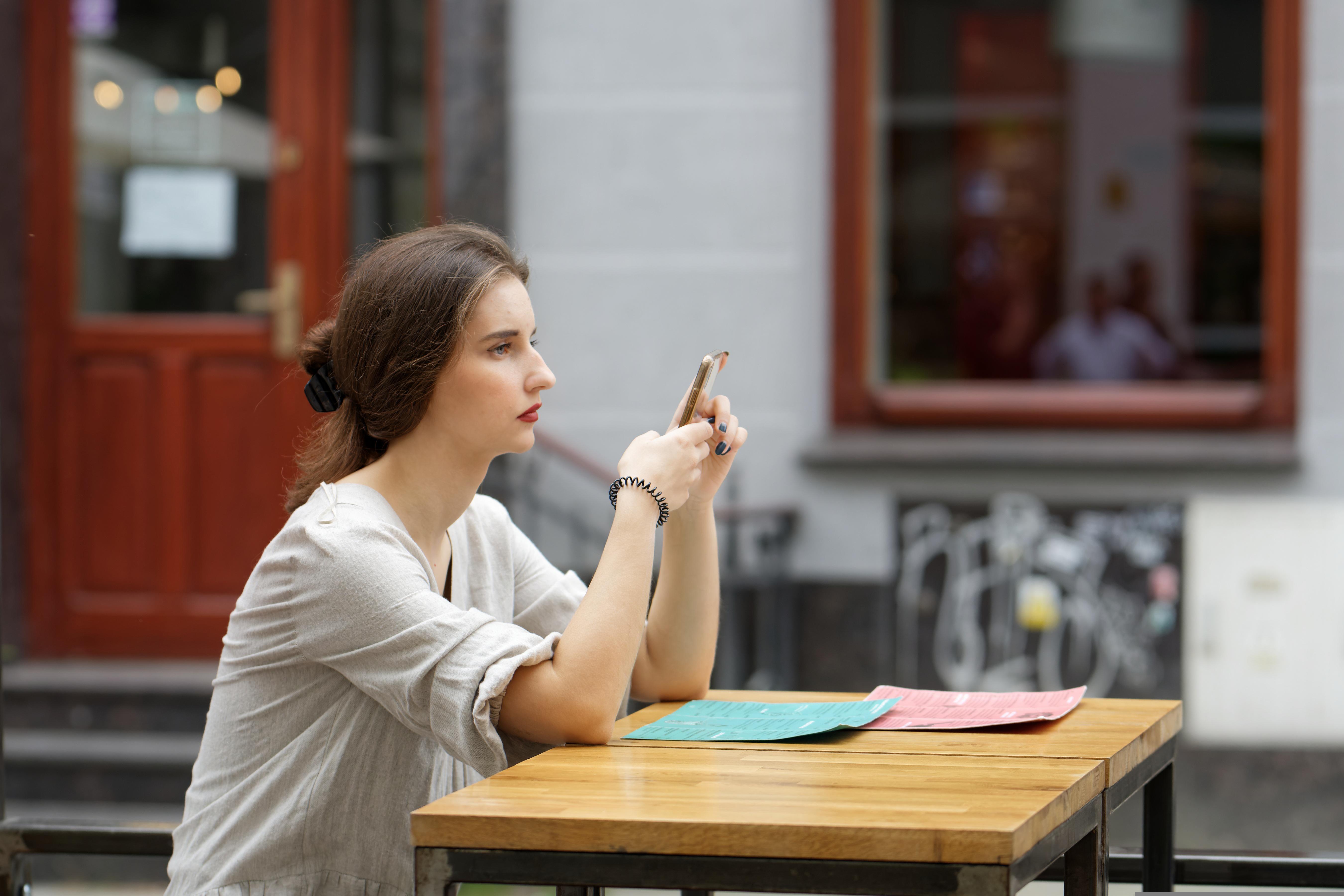 女性　携帯電話　スマホ