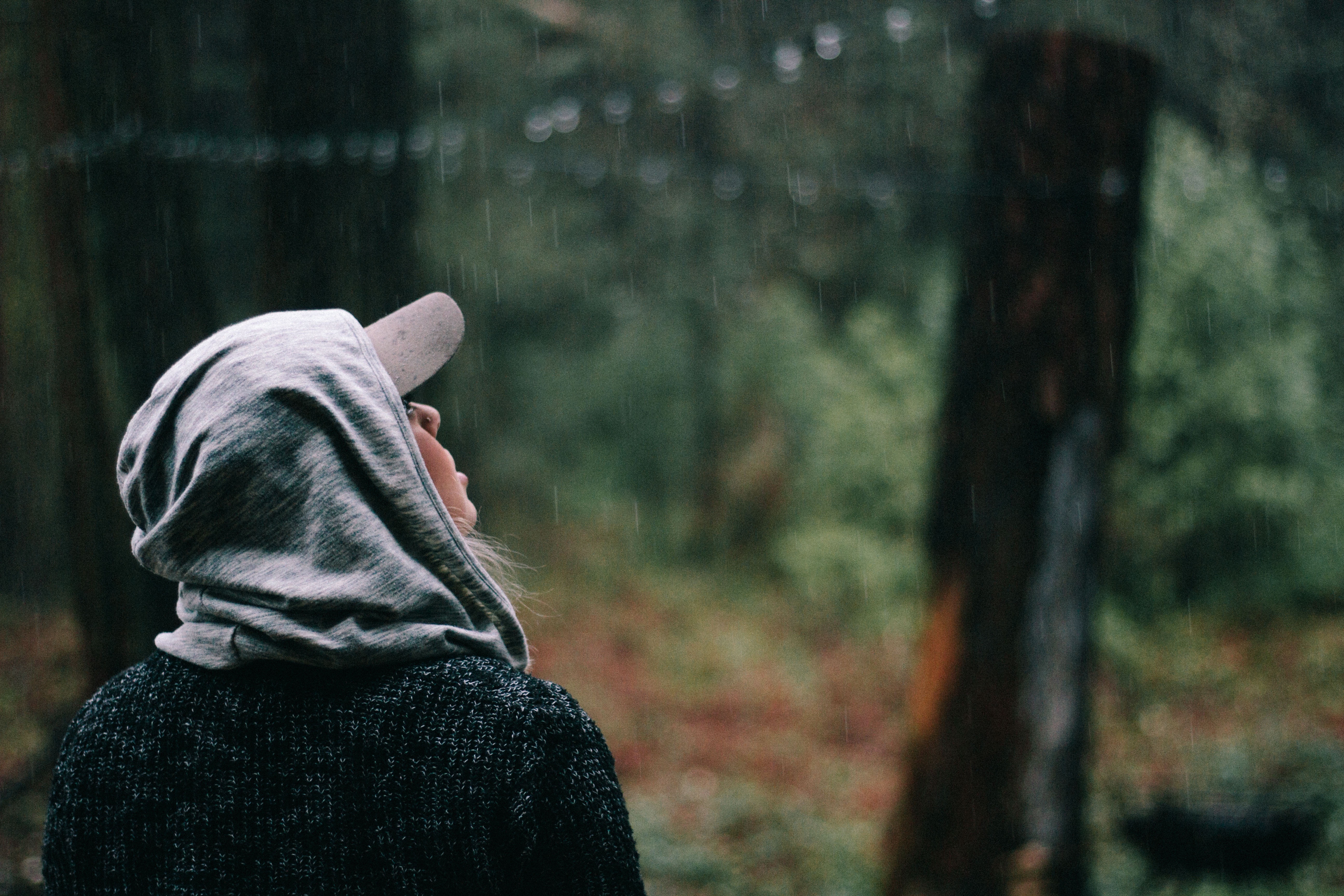 人　女性　雨