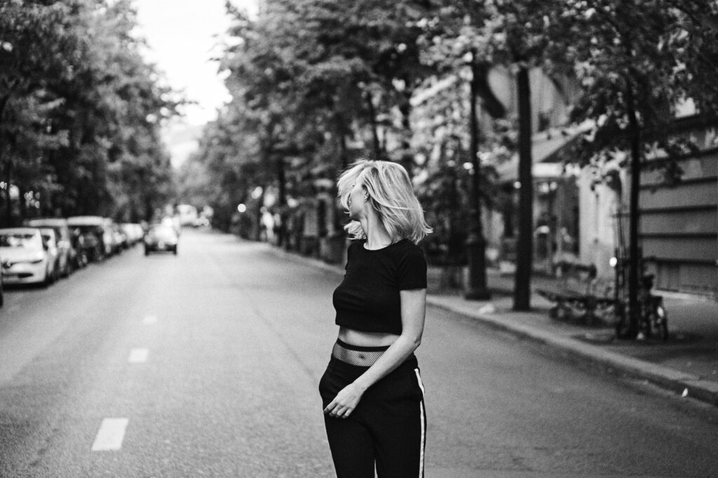 女性　白黒写真