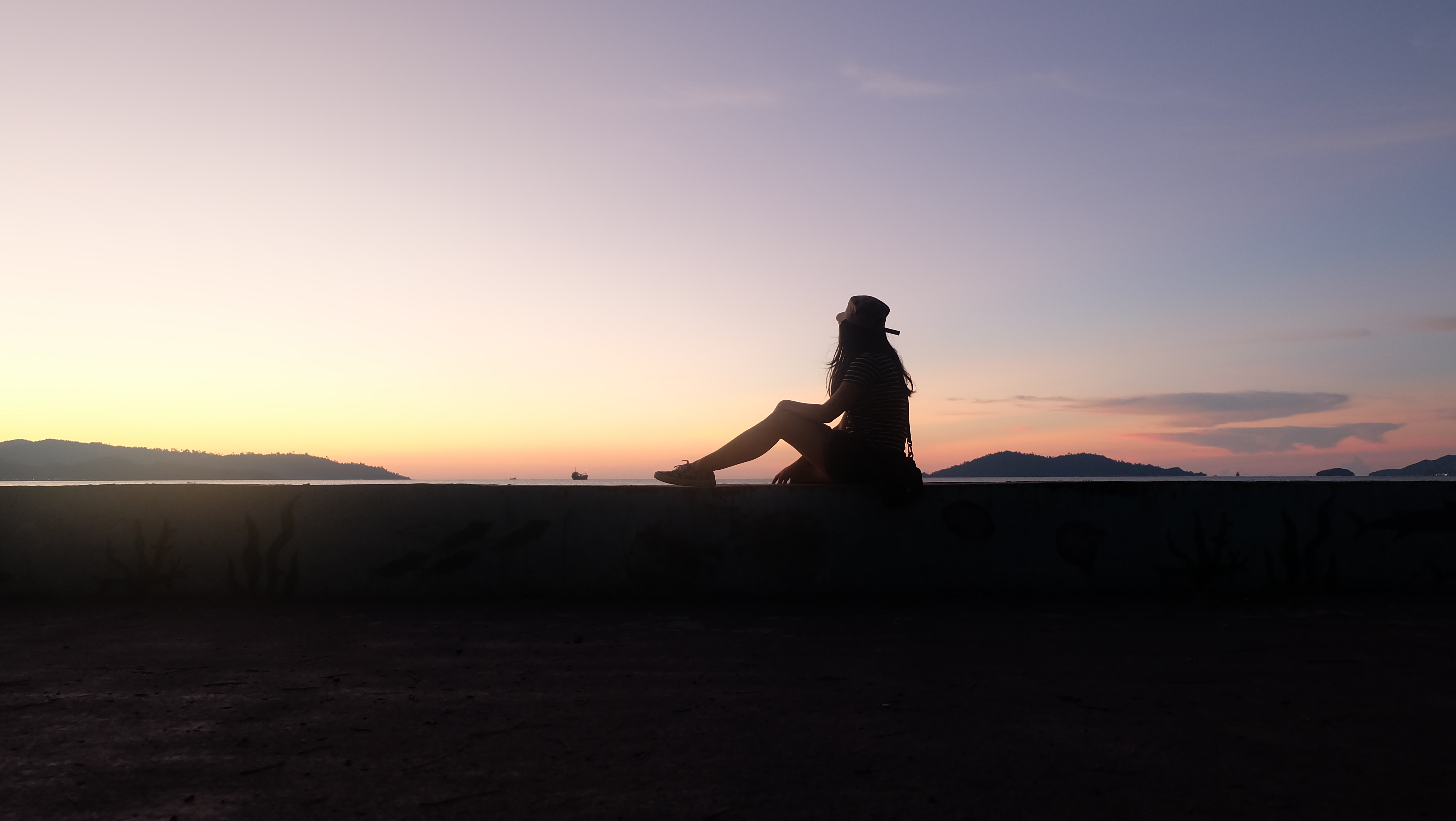 女性 夕日 旅行