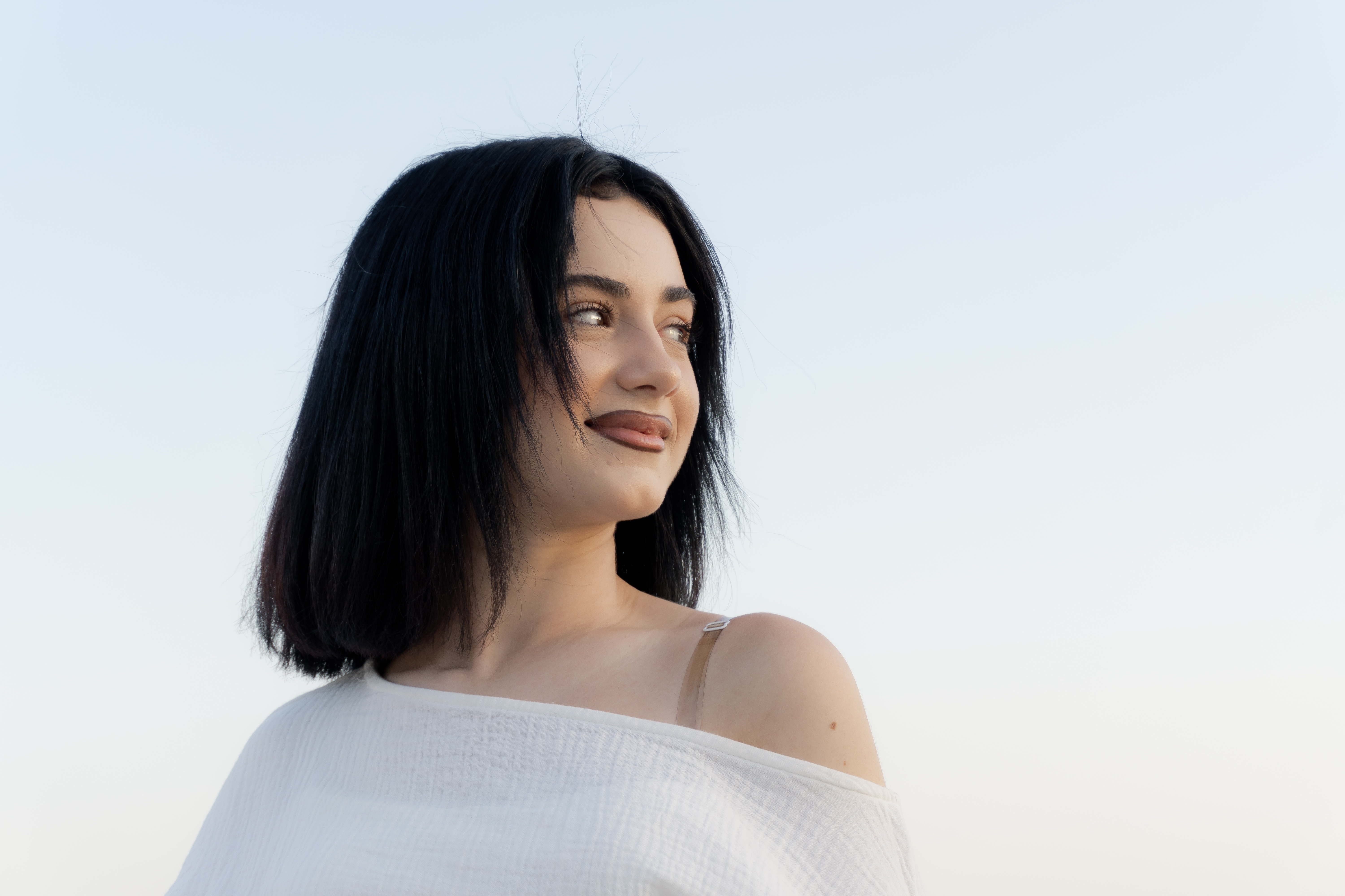女性 笑顔 明るい