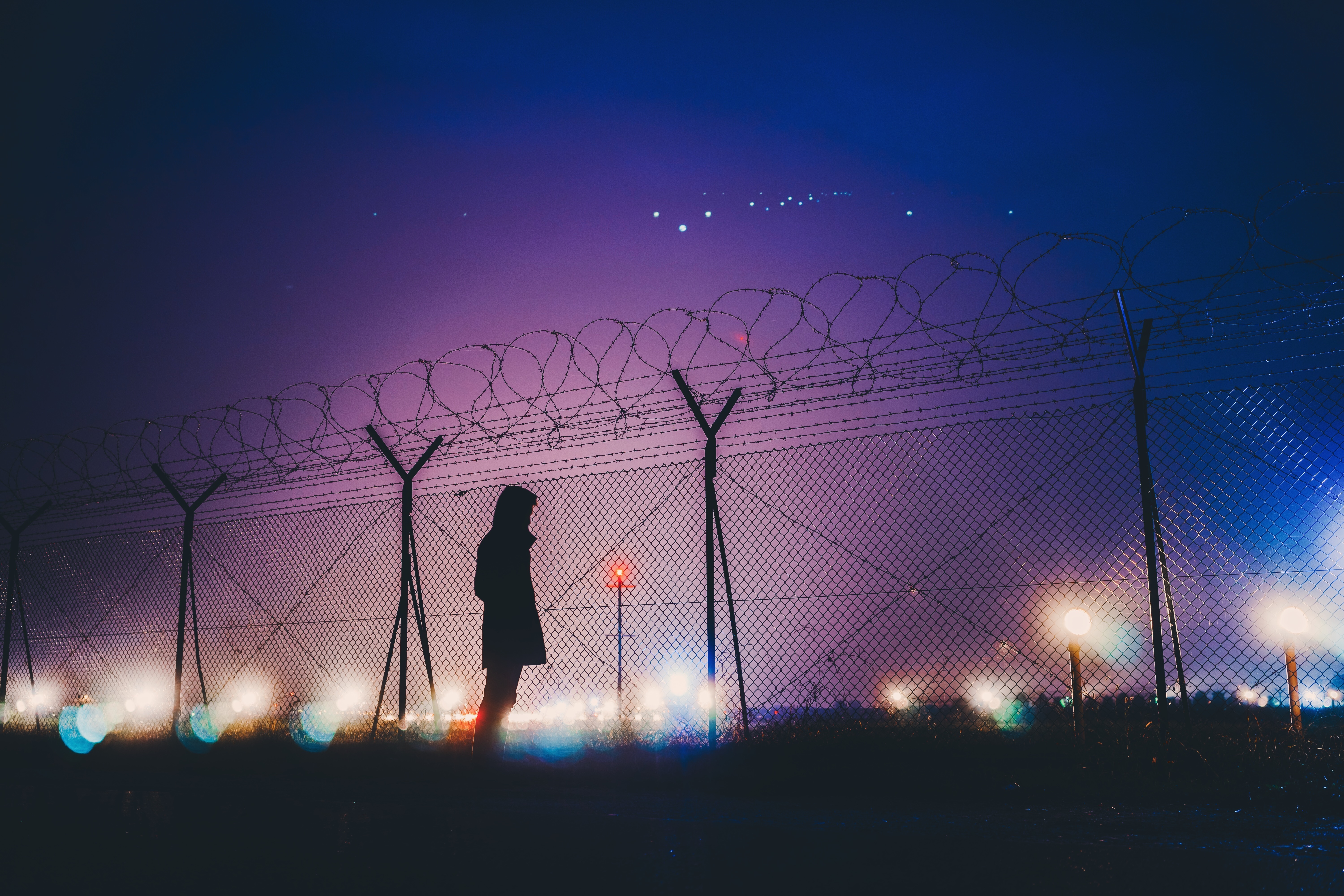 女性 女子 暗闇